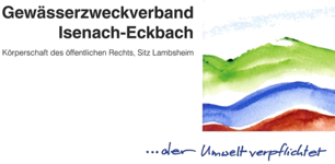 Logo des Gewässerzweckverbands Isenach-Eckbach bestehend aus einem Schriftelement auf der linken Seite und einem graphischen Element auf der rechten Seite.  Das Schriftelement enthält den Schriftzug "Gewässerzweckverband Isenach-Eckbach Körperschaft des öffentlichen Rechts, Sitz Lambsheim".  Unterhalb des graphischen Elements befindet sich der Schriftzug "... der Umwelt verpflichtet". 
