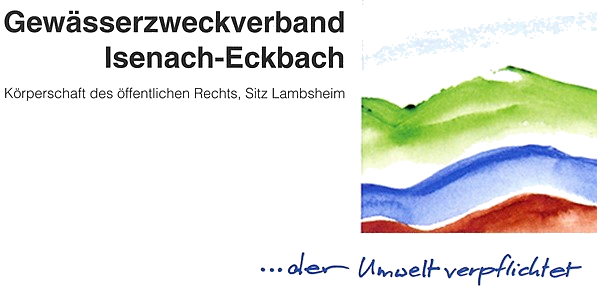 'Logo des Gewässerzweckverbands Isenach-Eckbach bestehend aus einem Schriftelement auf der linken Seite und einem graphischen Element auf der rechten Seite.  Das Schriftelement enthält den Schriftzug "Gewässerzweckverband Isenach-Eckbach Körperschaft des öffentlichen Rechts, Sitz Lambsheim".  Unterhalb des graphischen Elements befindet sich der Schriftzug "... der Umwelt verpflichtet".'